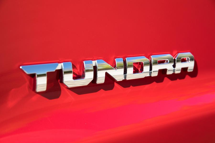 Логотип Toyota Tundra Limited Double Cab 2017 года  (фото 2 из 15)